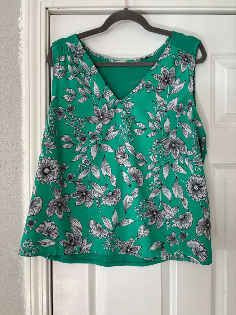 a new day Green Floral V-Neck Sleeveless Camisole